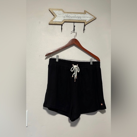 Volcom Pants - NWT (NEW) black Volcom Highwaisted fleece shorts - XL
